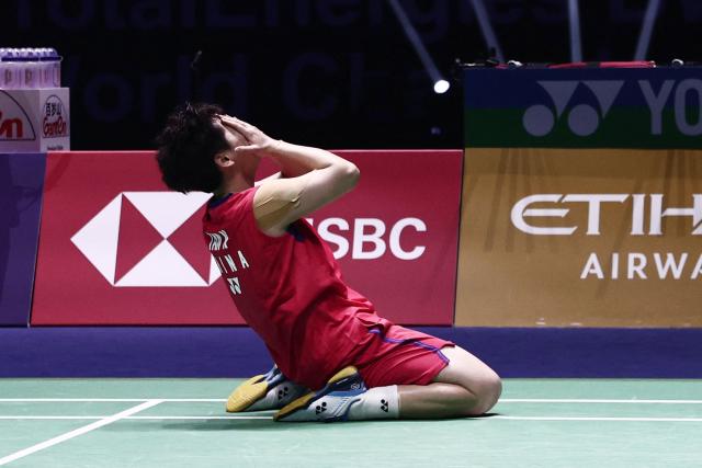 China's Liu Sheng Shu and Tan Ning (unseen) celebrate winning gold against Malaysia's Pearly Tan and Thinaah Muralitharan in  the women's doubles final match at the Badminton BWF World Championships at the Adidas Arena in Paris, on August 31, 2025. (Photo by Thibaud MORITZ / AFP)