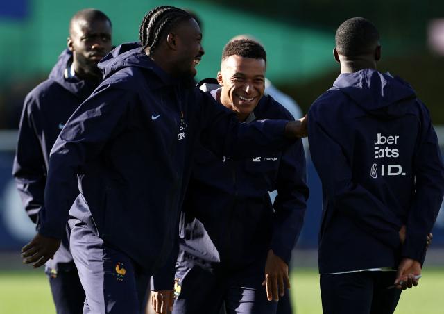 France's forward #15 Marcus Thuram (L) jokes with France's forward #10 Kylian Mbappe (C) and France's forward #11 Ousmane Dembele after a training session during preparations for the upcoming FIFA World Cup 2026 Group D European qualification football matches, at the team's training center in Clairefontaine-en-Yvelines, southwest of Paris, on September 1, 2025. France will face Ukraine on September 5 and Iceland on September 9, 2025. (Photo by FRANCK FIFE / AFP)
