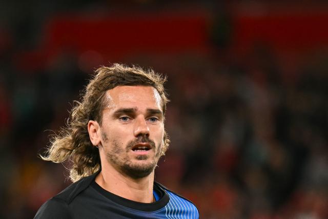 Atletico Madrid's French forward #07 Antoine Griezmann warms up prior to the UEFA Champions League first round football match between Liverpool and Atletico Madrid at Anfield in Liverpool, north west England on September 17, 2025. (Photo by Oli SCARFF / AFP)