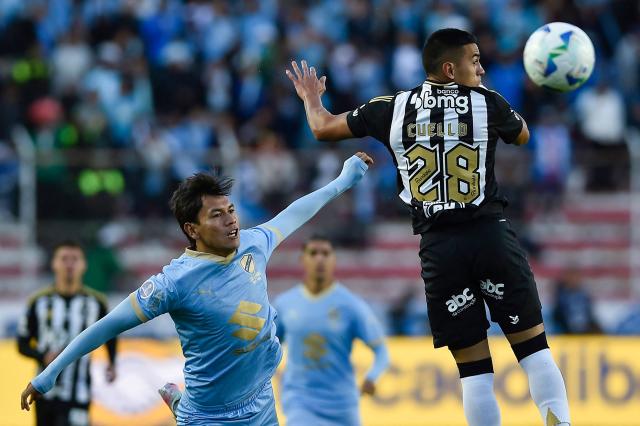 Bolivar's defender #04 Jose Sagredo and Atletico Mineiro's midfielder #18 Reinier Jesus fight for the ball during the Copa Sudamericana quarterfinal first leg football match between Bolivia's Bolivar and Brazil's Atletico Mineiro at the Armando Siles Stadium in La Paz on September 17, 2025. (Photo by Jorge BERNAL / AFP)