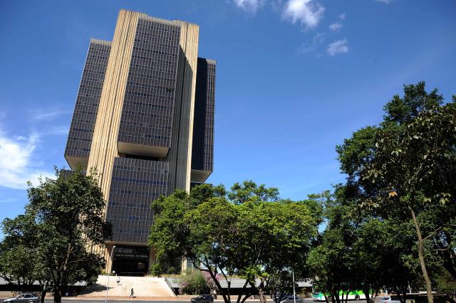 (FILES) Picture of the Brazilian Central Bank building in Brasilia, taken on May 29, 2012. Brazil's Central Bank kept its benchmark interest rate (Selic) steady at 15% on September 17, 2025, one of the highest in the world, in an effort to contain inflation, which is trending downward but remains above the official target. (Photo by PEDRO LADEIRA / AFP)
