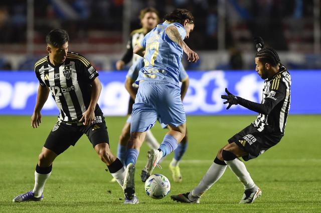 Atletico Mineiro's Ecuadorean midfielder #21 Alan Franco and Bolivar's Argentine defender #27 Ignacio Gariglio (C) fight for the ball during the Copa Sudamericana quarterfinal first leg football match between Bolivia's Bolivar and Brazil's Atletico Mineiro at the Armando Siles Stadium in La Paz on September 17, 2025. (Photo by Jorge BERNAL / AFP)
