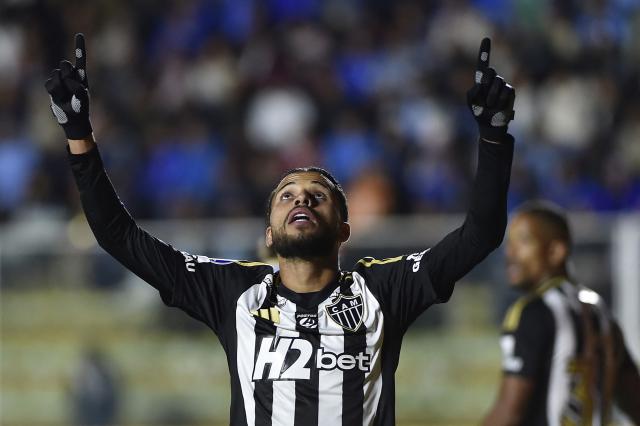 Atletico Mineiro's defender #05 Alexsander celebrates scoring his team's first goal21 during the Copa Sudamericana quarterfinal first leg football match between Bolivia's Bolivar and Brazil's Atletico Mineiro at the Armando Siles Stadium in La Paz on September 17, 2025. (Photo by Jorge BERNAL / AFP)
