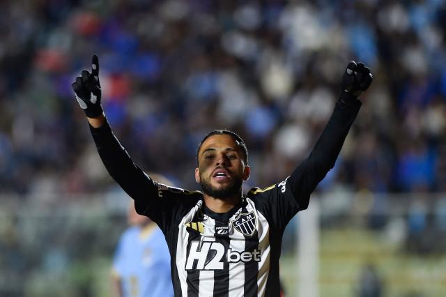 Atletico Mineiro's defender #05 Alexsander celebrates scoring his team's first goal21 during the Copa Sudamericana quarterfinal first leg football match between Bolivia's Bolivar and Brazil's Atletico Mineiro at the Armando Siles Stadium in La Paz on September 17, 2025. (Photo by Jorge BERNAL / AFP)
