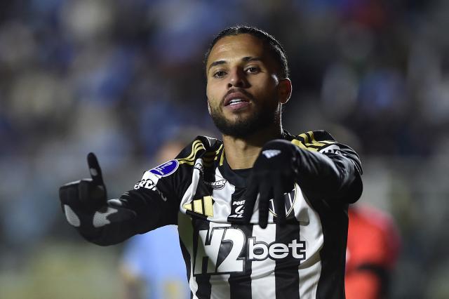 Atletico Mineiro's defender #05 Alexsander celebrates scoring his team's first goal21 during the Copa Sudamericana quarterfinal first leg football match between Bolivia's Bolivar and Brazil's Atletico Mineiro at the Armando Siles Stadium in La Paz on September 17, 2025. (Photo by Jorge BERNAL / AFP)