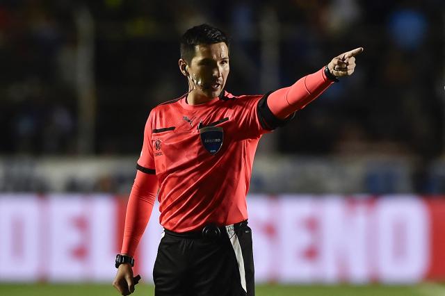 Peruvian referee Kevin Ortega gestures during the Copa Sudamericana quarterfinal first leg football match between Bolivia's Bolivar and Brazil's Atletico Mineiro at the Armando Siles Stadium in La Paz on September 17, 2025. (Photo by Jorge BERNAL / AFP)