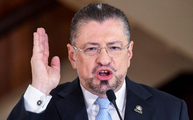 (FILES) Costa Rica's President Rodrigo Chaves gestures as he speaks during a press conference at the presidential house in San Jose on July 30, 2025. Costa Rica's President Rodrigo Chaves said on September 17, 2025, that he will not attend the Congress session that is set to decide whether to strip him of immunity for alleged corruption, arguing that doing so would legitimize a "coup d'état". (Photo by Ezequiel BECERRA / AFP)