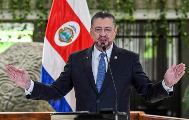 (FILES) Costa Rica's President Rodrigo Chaves gestures as he speaks during a press conference at the presidential house in San Jose on July 2, 2025. Costa Rica's President Rodrigo Chaves said on September 17, 2025, that he will not attend the Congress session that is set to decide whether to strip him of immunity for alleged corruption, arguing that doing so would legitimize a "coup d'état". (Photo by Ezequiel BECERRA / AFP)