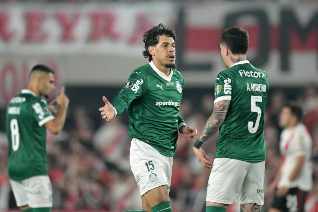 Palmeiras' Paraguayan defender #15 Gustavo Gomez celebrates with teammate Argentine midfielder #05 Anibal Moreno after scoring his team's first goal during the Copa Libertadores quarterfinal first leg football match between Argentina's River Plate and Brazil's Palmeiras at the MAS Monumental Stadium in Buenos Aires on September 17, 2025. (Photo by Juan MABROMATA / AFP)
