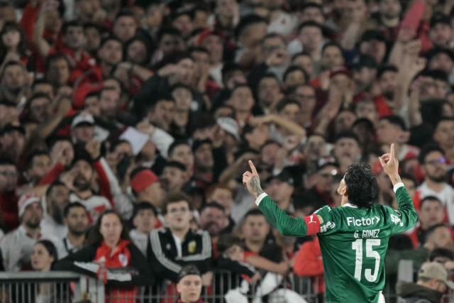 Palmeiras' Paraguayan defender #15 Gustavo Gomez celebrates scoring his team's first goal during the Copa Libertadores quarterfinal first leg football match between Argentina's River Plate and Brazil's Palmeiras at the MAS Monumental Stadium in Buenos Aires on September 17, 2025. (Photo by Juan MABROMATA / AFP)