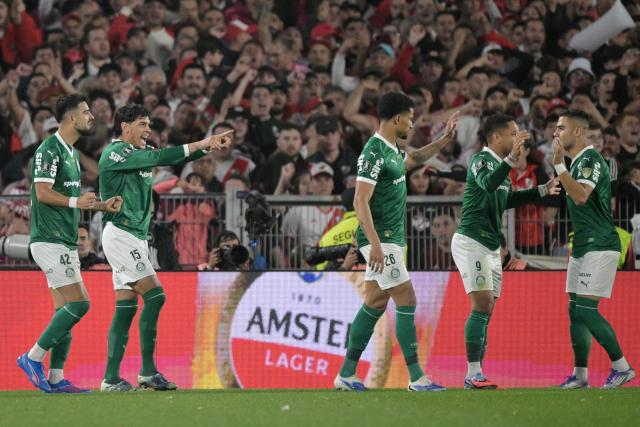 Palmeiras' Paraguayan defender #15 Gustavo Gomez (2nd-L) celebrates with teammates after scoring his team's first goal during the Copa Libertadores quarterfinal first leg football match between Argentina's River Plate and Brazil's Palmeiras at the MAS Monumental Stadium in Buenos Aires on September 17, 2025. (Photo by Juan MABROMATA / AFP)