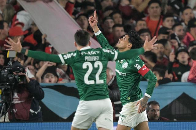 Palmeiras' Paraguayan defender #15 Gustavo Gomez (R) celebrates scoring his team's first goal during the Copa Libertadores quarterfinal first leg football match between Argentina's River Plate and Brazil's Palmeiras at the MAS Monumental Stadium in Buenos Aires on September 17, 2025. (Photo by Juan MABROMATA / AFP)