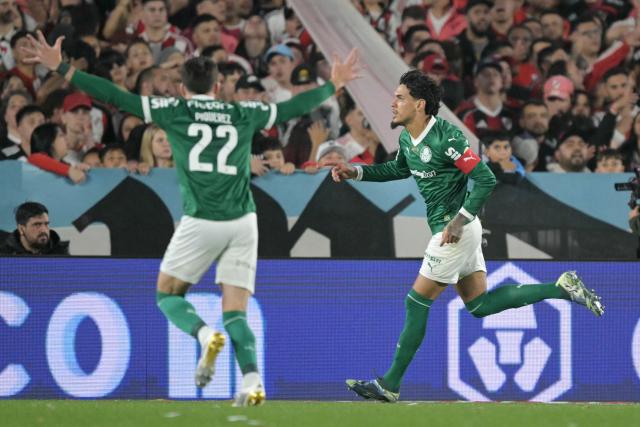 Palmeiras' Paraguayan defender #15 Gustavo Gomez (R) celebrates scoring his team's first goal during the Copa Libertadores quarterfinal first leg football match between Argentina's River Plate and Brazil's Palmeiras at the MAS Monumental Stadium in Buenos Aires on September 17, 2025. (Photo by Juan MABROMATA / AFP)