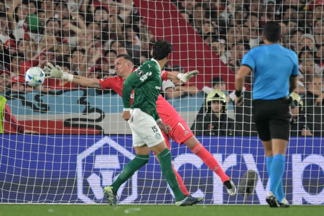 Palmeiras' Paraguayan defender #15 Gustavo Gomez scores his team's first goal past River Plate's goalkeeper #01 Franco Armani during the Copa Libertadores quarterfinal first leg football match between Argentina's River Plate and Brazil's Palmeiras at the MAS Monumental Stadium in Buenos Aires on September 17, 2025. (Photo by Juan MABROMATA / AFP)