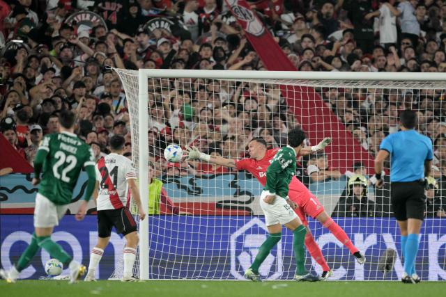 River Plate's goalkeeper #01 Franco Armani attempts to reach the ball that hit the post during the Copa Libertadores quarterfinal first leg football match between Argentina's River Plate and Brazil's Palmeiras at the MAS Monumental Stadium in Buenos Aires on September 17, 2025. (Photo by Juan MABROMATA / AFP)