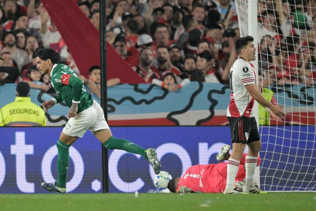 Palmeiras' Paraguayan defender #15 Gustavo Gomez (L) celebrates scoring his team's first goal during the Copa Libertadores quarterfinal first leg football match between Argentina's River Plate and Brazil's Palmeiras at the MAS Monumental Stadium in Buenos Aires on September 17, 2025. (Photo by Juan MABROMATA / AFP)