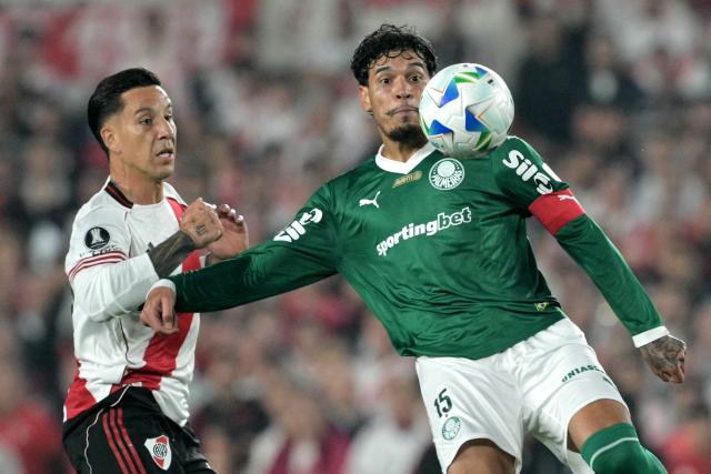 River Plate's forward #15 Sebastian Driussi (L) and Palmeiras' Paraguayan defender #15 Gustavo Gomez (R) fight for the ball during the Copa Libertadores quarterfinal first leg football match between Argentina's River Plate and Brazil's Palmeiras at the MAS Monumental Stadium in Buenos Aires on September 17, 2025. (Photo by Juan MABROMATA / AFP)