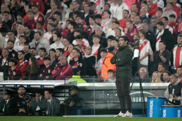 Palmeiras' Portuguese coach Abel Ferreira gestures during the Copa Libertadores quarterfinal first leg football match between Argentina's River Plate and Brazil's Palmeiras at the MAS Monumental Stadium in Buenos Aires on September 17, 2025. (Photo by Juan MABROMATA / AFP)