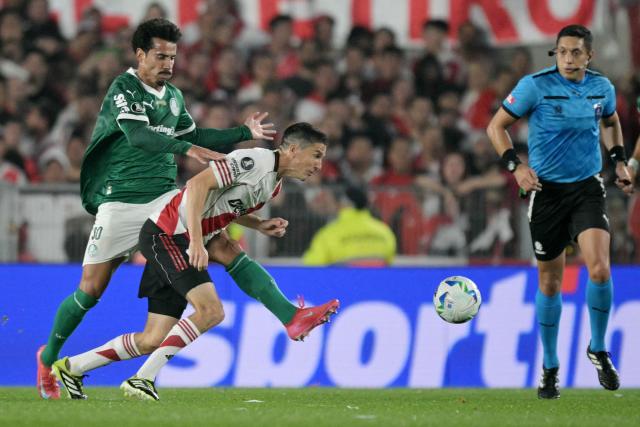 Palmeiras' midfielder #30 Lucas Evangelista (L) and River Plate's midfielder #26 Ignacio Fernandez (R) fight for the ball during the Copa Libertadores quarterfinal first leg football match between Argentina's River Plate and Brazil's Palmeiras at the MAS Monumental Stadium in Buenos Aires on September 17, 2025. (Photo by Juan MABROMATA / AFP)