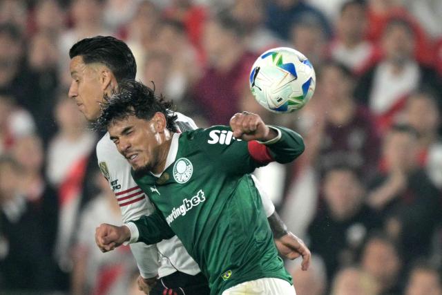 River Plate's forward #15 Sebastian Driussi (L) and Palmeiras' Paraguayan defender #15 Gustavo Gomez (R) fight for the ball during the Copa Libertadores quarterfinal first leg football match between Argentina's River Plate and Brazil's Palmeiras at the MAS Monumental Stadium in Buenos Aires on September 17, 2025. (Photo by Juan MABROMATA / AFP)