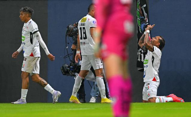 Once Caldas' forward #17 Dayro Moreno celebrates scoring his team's first goal during the Copa Sudamericana quarterfinal first leg football match between Ecuador's Independiente del Valle and Colombia's Once Caldas at the Banco Guayaquil Stadium in Quito on September 17, 2025. (Photo by Rodrigo BUENDIA / AFP)