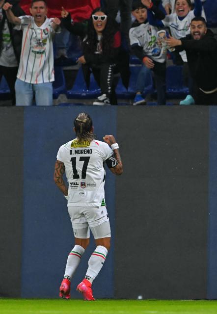 Once Caldas' forward #17 Dayro Moreno celebrates scoring his team's first goal during the Copa Sudamericana quarterfinal first leg football match between Ecuador's Independiente del Valle and Colombia's Once Caldas at the Banco Guayaquil Stadium in Quito on September 17, 2025. (Photo by Rodrigo BUENDIA / AFP)