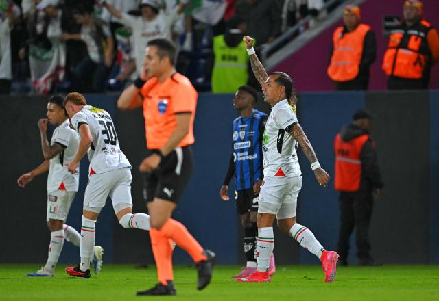 Once Caldas' forward #17 Dayro Moreno celebrates scoring his team's first goal during the Copa Sudamericana quarterfinal first leg football match between Ecuador's Independiente del Valle and Colombia's Once Caldas at the Banco Guayaquil Stadium in Quito on September 17, 2025. (Photo by Rodrigo BUENDIA / AFP)