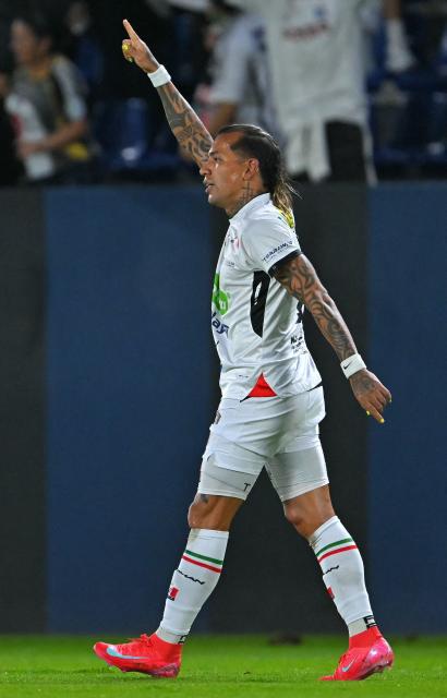 Once Caldas' forward #17 Dayro Moreno celebrates scoring his team's first goal during the Copa Sudamericana quarterfinal first leg football match between Ecuador's Independiente del Valle and Colombia's Once Caldas at the Banco Guayaquil Stadium in Quito on September 17, 2025. (Photo by Rodrigo BUENDIA / AFP)