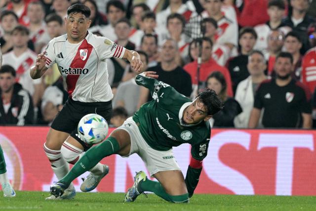 River Plate's forward #07 Maximiliano Salas (L) and Palmeiras' Paraguayan defender #15 Gustavo Gomez (R) fight for the ball during the Copa Libertadores quarterfinal first leg football match between Argentina's River Plate and Brazil's Palmeiras at the MAS Monumental Stadium in Buenos Aires on September 17, 2025. (Photo by Juan MABROMATA / AFP)