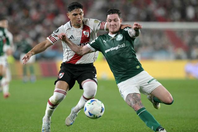 River Plate's forward #07 Maximiliano Salas (L) and Palmeiras' Argentine midfielder #05 Anibal Moreno (R) fight for the ball during the Copa Libertadores quarterfinal first leg football match between Argentina's River Plate and Brazil's Palmeiras at the MAS Monumental Stadium in Buenos Aires on September 17, 2025. (Photo by Juan MABROMATA / AFP)