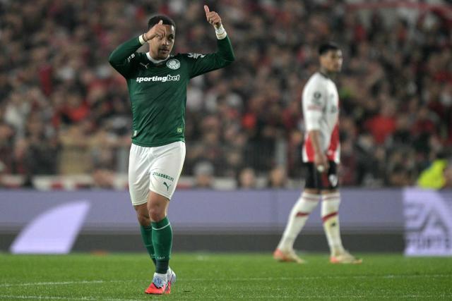 Palmeiras' forward #09 Vitor Roque celebrates scoring his team's second goal during the Copa Libertadores quarterfinal first leg football match between Argentina's River Plate and Brazil's Palmeiras at the MAS Monumental Stadium in Buenos Aires on September 17, 2025. (Photo by Juan MABROMATA / AFP)