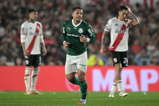 Palmeiras' forward #09 Vitor Roque celebrates scoring his team's second goal during the Copa Libertadores quarterfinal first leg football match between Argentina's River Plate and Brazil's Palmeiras at the MAS Monumental Stadium in Buenos Aires on September 17, 2025. (Photo by Juan MABROMATA / AFP)