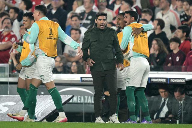 Palmeiras' Portuguese coach Abel Ferreira (C) celebrates his team's second goal during the Copa Libertadores quarterfinal first leg football match between Argentina's River Plate and Brazil's Palmeiras at the MAS Monumental Stadium in Buenos Aires on September 17, 2025. (Photo by Juan MABROMATA / AFP)