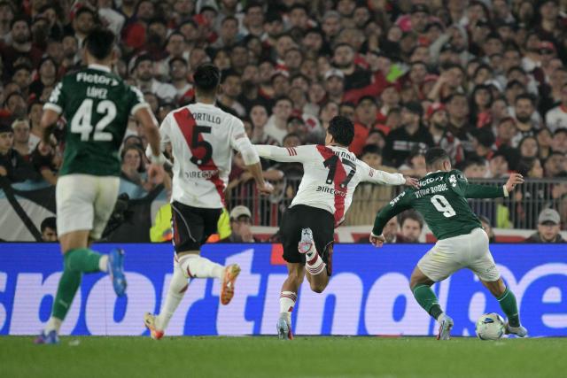 Palmeiras' forward #09 Vitor Roque scores his team's second goal during the Copa Libertadores quarterfinal first leg football match between Argentina's River Plate and Brazil's Palmeiras at the MAS Monumental Stadium in Buenos Aires on September 17, 2025. (Photo by Juan MABROMATA / AFP)
