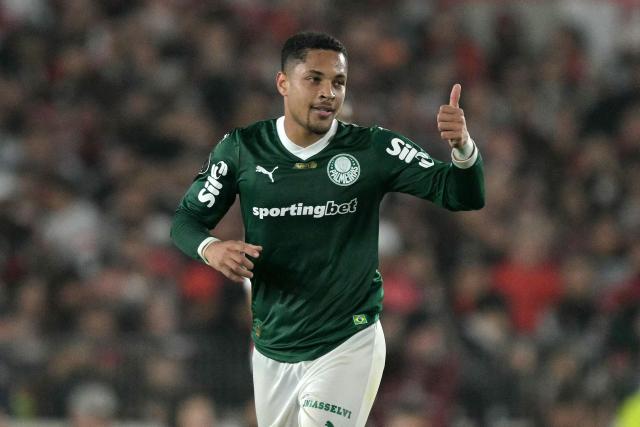 Palmeiras' forward #09 Vitor Roque celebrates scoring his team's second goal during the Copa Libertadores quarterfinal first leg football match between Argentina's River Plate and Brazil's Palmeiras at the MAS Monumental Stadium in Buenos Aires on September 17, 2025. (Photo by Juan MABROMATA / AFP)