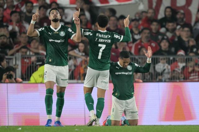 Palmeiras' forward #09 Vitor Roque (R) celebrates with teammates after scoring his team's second goal during the Copa Libertadores quarterfinal first leg football match between Argentina's River Plate and Brazil's Palmeiras at the MAS Monumental Stadium in Buenos Aires on September 17, 2025. (Photo by Juan MABROMATA / AFP)