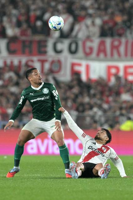 Palmeiras' forward #09 Vitor Roque (L) and River Plate's Chilean defender #17 Paulo Diaz (R) fight for the ball during the Copa Libertadores quarterfinal first leg football match between Argentina's River Plate and Brazil's Palmeiras at the MAS Monumental Stadium in Buenos Aires on September 17, 2025. (Photo by Juan MABROMATA / AFP)