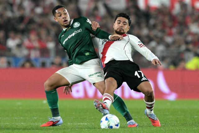 Palmeiras' forward #09 Vitor Roque (L) and River Plate's Chilean defender #17 Paulo Diaz (R) fight for the ball during the Copa Libertadores quarterfinal first leg football match between Argentina's River Plate and Brazil's Palmeiras at the MAS Monumental Stadium in Buenos Aires on September 17, 2025. (Photo by Juan MABROMATA / AFP)