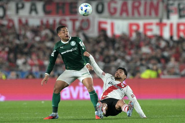 Palmeiras' forward #09 Vitor Roque (L) and River Plate's Chilean defender #17 Paulo Diaz (R) fight for the ball during the Copa Libertadores quarterfinal first leg football match between Argentina's River Plate and Brazil's Palmeiras at the MAS Monumental Stadium in Buenos Aires on September 17, 2025. (Photo by Juan MABROMATA / AFP)
