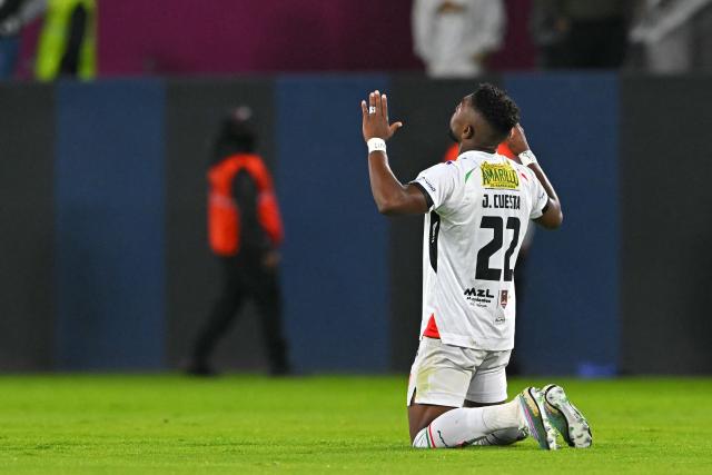 Once Caldas' defender #22 Juan David Cuesta reacts at the end of the Copa Sudamericana quarterfinal first leg football match between Ecuador's Independiente del Valle and Colombia's Once Caldas at the Banco Guayaquil Stadium in Quito on September 17, 2025. (Photo by Rodrigo BUENDIA / AFP)