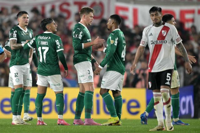 (L-R) Palmeiras' Uruguayan midfielder #32 Emiliano Martinez, Uruguayan forward #17 Facundo Torres, defender #03 Bruno Fuchs, and forward #40 Allan celebrate after winning the Copa Libertadores quarterfinal first leg football match between Argentina's River Plate and Brazil's Palmeiras at the MAS Monumental Stadium in Buenos Aires on September 17, 2025. (Photo by Juan MABROMATA / AFP)