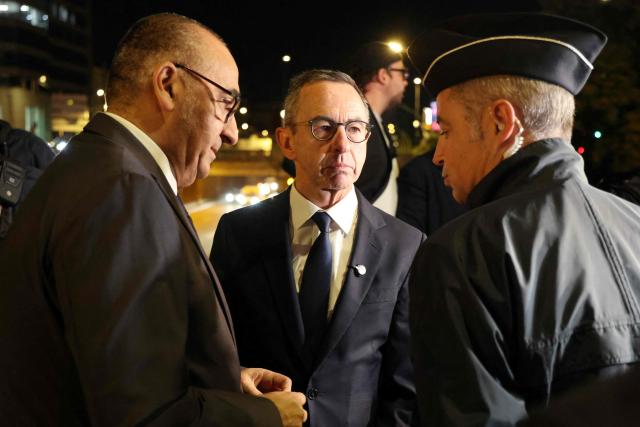Paris Police Prefect Laurent Nunez (L) and France's Minister of the Interior Bruno Retailleau (C) speaks with a police officer at Porte d'Orléans in Paris on September 18, 2025, prior to a day of nationwide strikes and protests called by unions over France's national budget. France is bracing for a day of nationwide protests on September 18, 2025, with a source close to the authorities saying some 800,000 people are expected to take to the streets. In a rare show of unity, trade unions have urged French people to strike in protest at the authorities' "horror show" draft budget designed to reduce France's ballooning debt. (Photo by Ludovic MARIN / AFP)