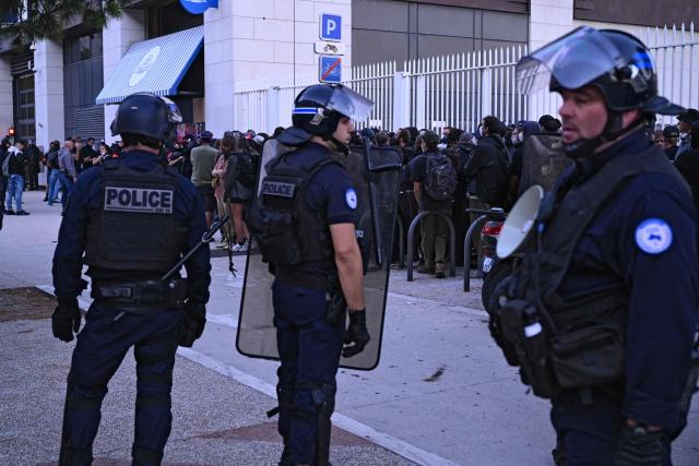 Protesters gather under police surveillance in Marseille, southeastern France, on September 18, 2025, as they prepare for a road blocage as part of a day of nationwide strikes and protests called by unions over France's national budget. France is bracing for a day of nationwide protests on September 18, 2025, with a source close to the authorities saying some 800,000 people are expected to take to the streets. In a rare show of unity, trade unions have urged French people to strike in protest at the authorities' "horror show" draft budget designed to reduce France's ballooning debt. (Photo by Miguel MEDINA / AFP)