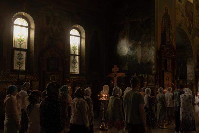(FILES) People attend a prayer service in the Holy Trinity Cathedral of the Ukrainian Orthodox Church, commonly referred to by the exonym Ukrainian Orthodox Church of the Moscow Patriarchate, in Kramatorsk, on July 20, 2025, amid the Russian invasion of Ukraine. Near bloody battles between Ukrainian and Russian forces in east Ukraine, a very different kind of conflict is taking place: a battle for believers' souls. Two rival Orthodox churches -- one set up with Ukrainian government backing in 2018 and the other an older church tied to Moscow -- compete for followers in Kramatorsk, some 20 kilometres (12 miles) from the front line. (Photo by Roman PILIPEY / AFP)