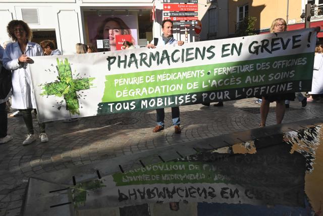Pharmacists demonstrate in Le Mans, western France, on September 18, 2025, during a day of nationwide strikes and protests called by unions over France's national budget. Pharmacies will also join forces on September 18, 2025: about nine out of ten will keep their shutters down to protest the reduction of commercial discounts on generics, a measure aimed at reducing health expenses but deemed catastrophic by the profession. (Photo by JEAN-FRANCOIS MONIER / AFP)
