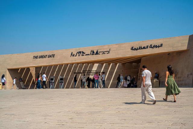 Tourists gather at the new gate of the Giza Pyramids necropolis on the southwestern outskirts of the Egyptian capital Cairo on September 18, 2025. (Photo by Khaled DESOUKI / AFP)