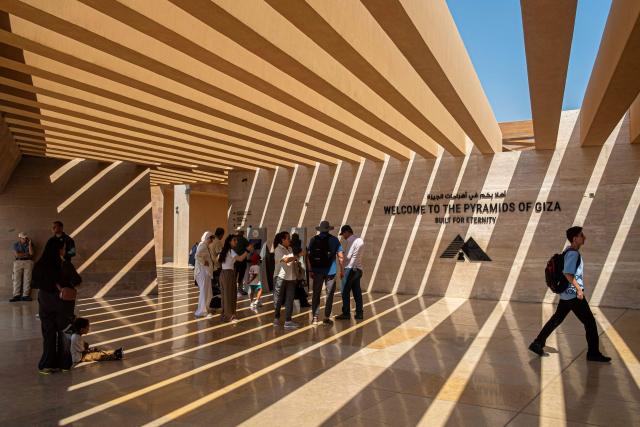 Tourists gather at the new gate of the Giza Pyramids necropolis on the southwestern outskirts of the Egyptian capital Cairo on September 18, 2025. (Photo by Khaled DESOUKI / AFP)