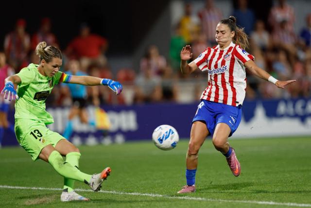 Atletico Madrid's Brazilian forward #18 Giovana Garbelini (R) rushes at Hacken's Swedish goalkeeper #13 Jennifer Falk during the UEFA Women's Champions League qualification third round leg 2 football match between Atletico Madrid and BK Hacken at the Centro Deportivo Wanda in Alcala de Henares, near Madrid on September 18, 2025. (Photo by Oscar DEL POZO / AFP)