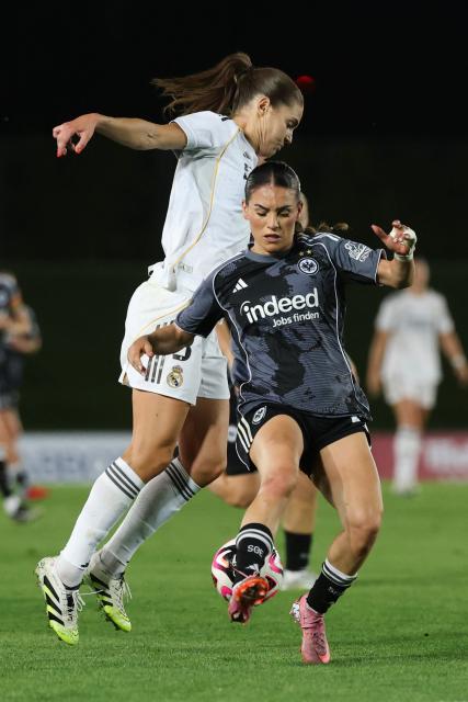 Real Madrid's Danish forward #09 Signe Bruun (L) challenges Eintracht Frankfurt's Kosovo midfielder #27 Ereleta Memeti during the UEFA Women's Champions League qualification third round leg 2 football match between Real Madrid and Eintracht Frankfurt at the Alfredo Di Stefano stadium in Madrid on September 18, 2025. (Photo by Pierre-Philippe MARCOU / AFP)