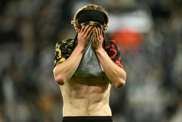 Newcastle's English forward #10 Anthony Gordon reacts during a warm up ahead of the UEFA Champions League first round football match between Newcastle United FC and FC Barcelona at St James' Park in London, on September 18, 2025. (Photo by Oli SCARFF / AFP)